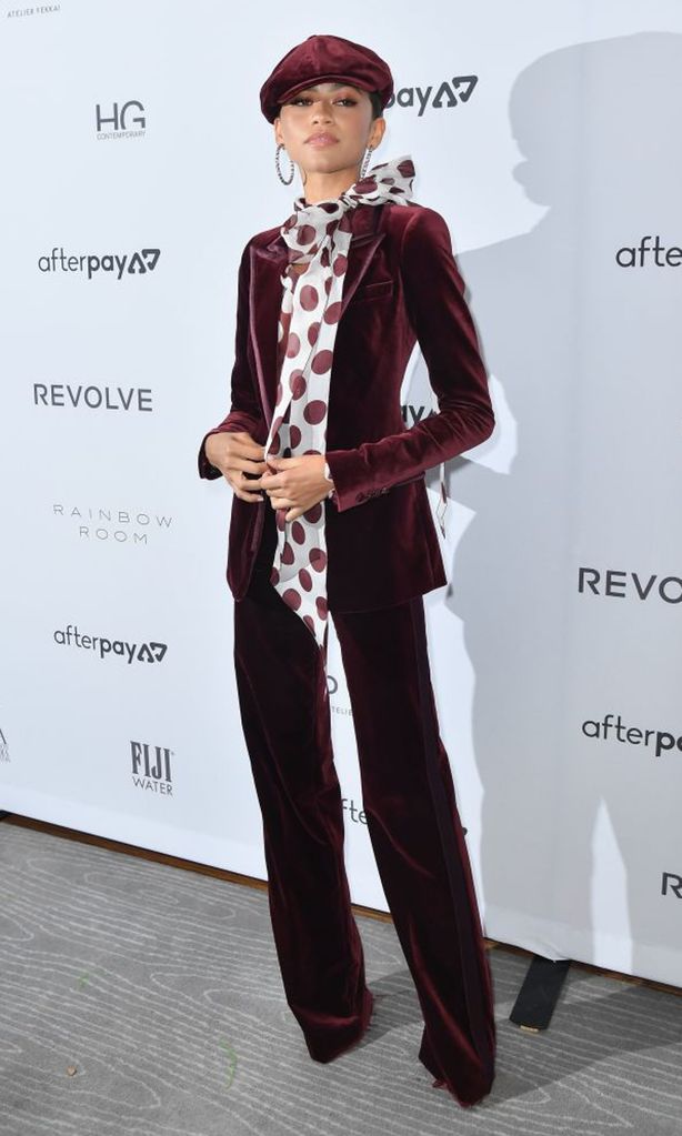 zendaya con traje sastre de terciopelo