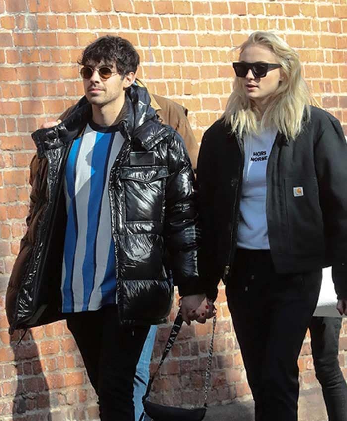 Joe Jonas y Sophie Turner paseando