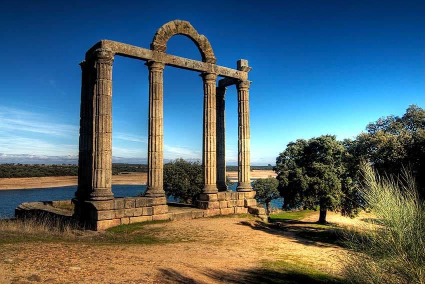 caceres-embalse-valdecanas-portico-romano