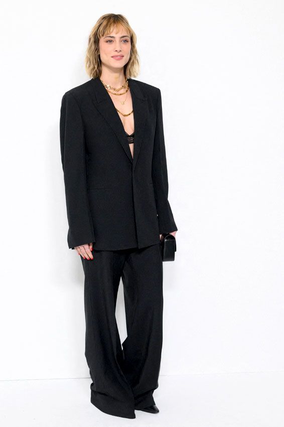 Hiba Abouk y su look de traje negro en el desfile de Givenchy