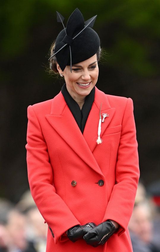 Kate Middleton estrena un abrigo rojo, guantes troquelados y un tocado de plumas en el Día de San David