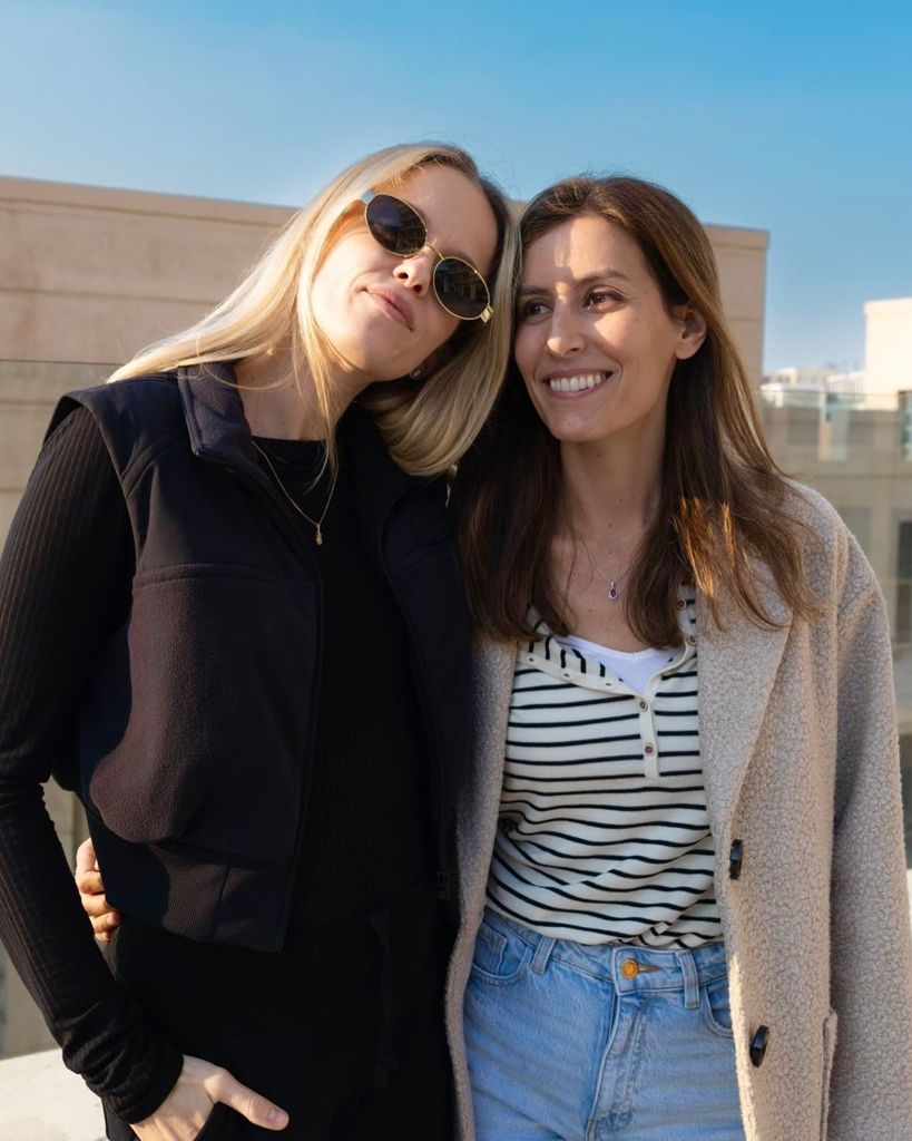 Ana Boyer con Melanie Cañizares, con vaqueros, camiseta de rayas y abrigo de borreguillo