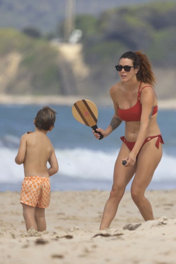 Laura Matamoros, en la playa con Benji Aparicio y sus dos hijos