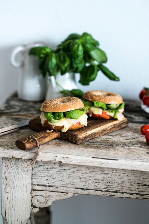 bagel-tomate-mozzarella-albahaca