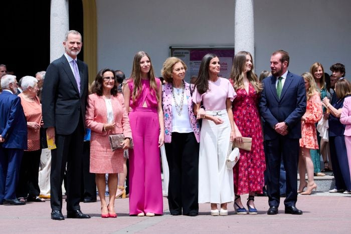 La infanta Sofía rodeada de su familia en su Confirmación