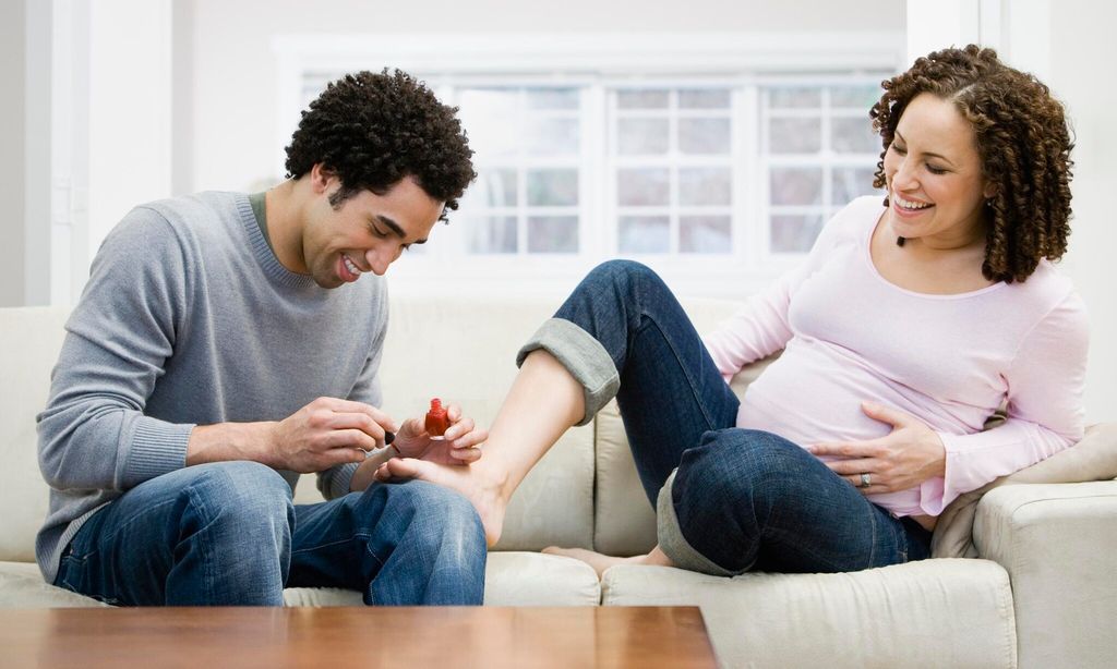 Pareja hace pedicura