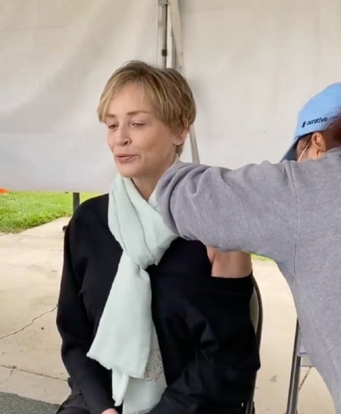 Sharon Stone recibe la segunda vacuna
