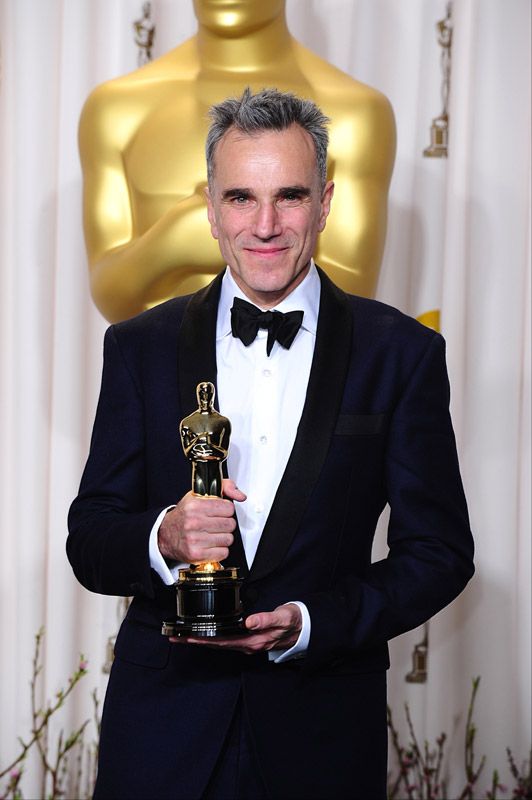 Daniel Day-Lewis posando con su tercer Oscar 