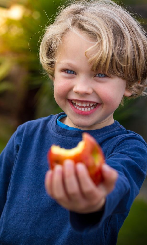 Niño comiendo una manzana