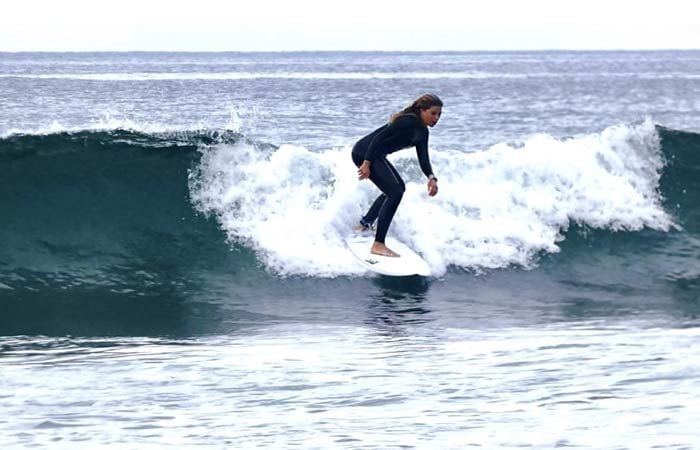 Patricia haciendo surf