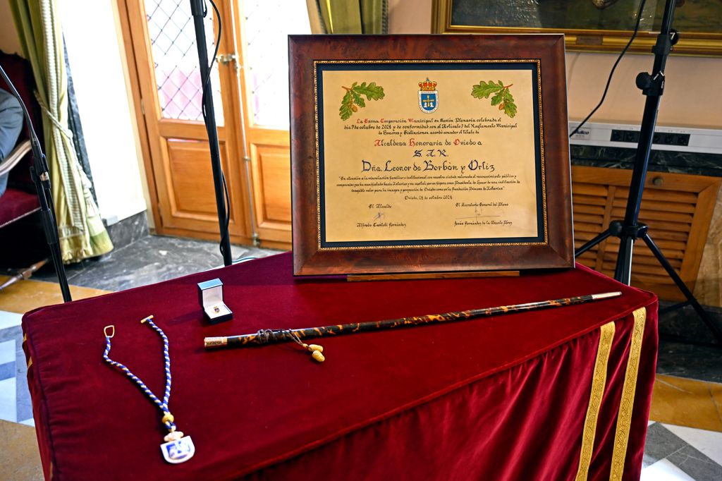 Insignia, medallón, diploma y bastón de mando que el alcalde de Oviedo concede a la princesa Leonor