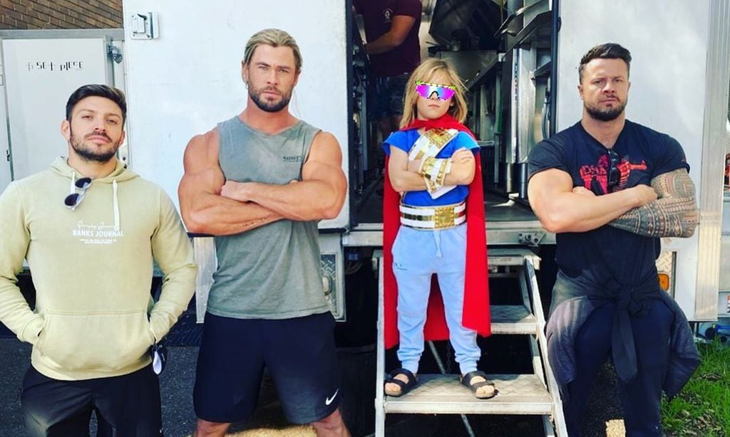 Chris Hemsworth y su hijo en el rodaje de Thor