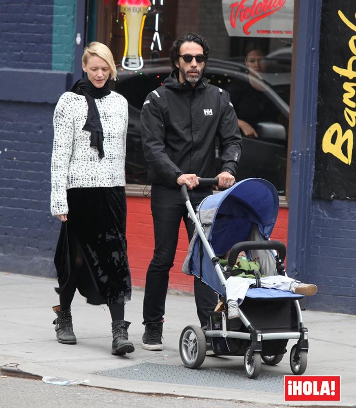 Carlos León y su mujer, la diseñadora Betina Holte, de paseo con su hijo Meeka, que ya ha cumplido un año
