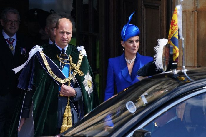 Los príncipes de Gales a las puertas de la catedral en la coronación en Escocia de Carlos y Camilla