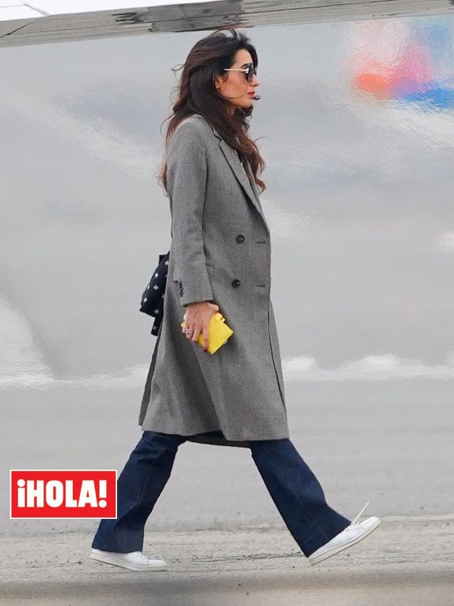 Amal Clooney look abrigo gris zapatillas vaqueros