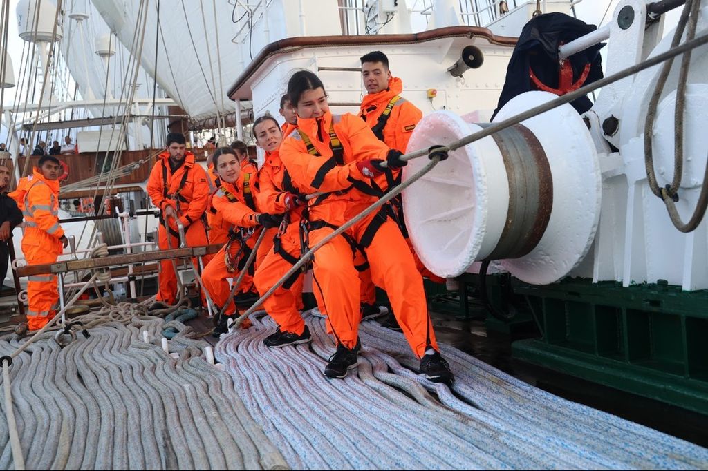 Así trabajan los guardamarinas de Elcano, con la princesa Leonor a bordo, para cruzar el Atlántico