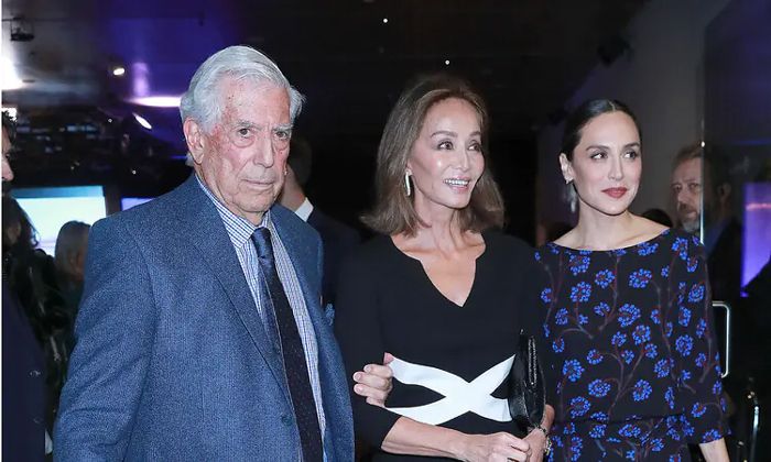 Mario Vargas Llosa ingresado tras su positivo en covid-19