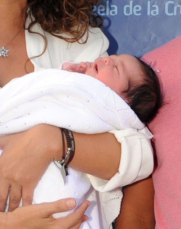 Estrella estuvo todo el tiempo dormida en brazos de su madre
