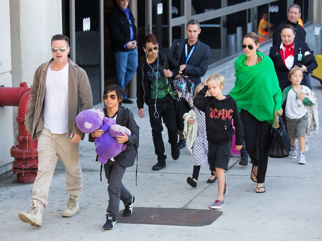 Brad Pitt y Angelina Jolie junto a sus hijos en una foto de febrero de 2014.