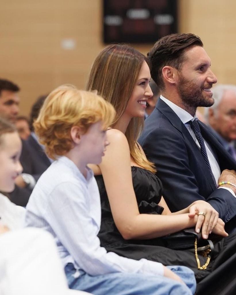 Helen Lindes con sus hijos y su marido Rudy Fernández en el homenaje de despedida al jugador  en el Real Madrid