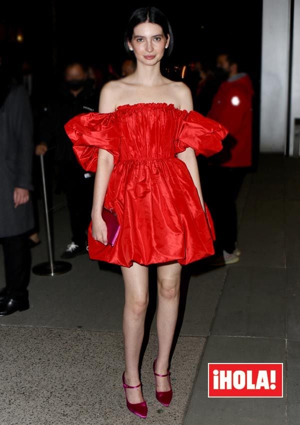 Meadow Walker con un vestido rojo