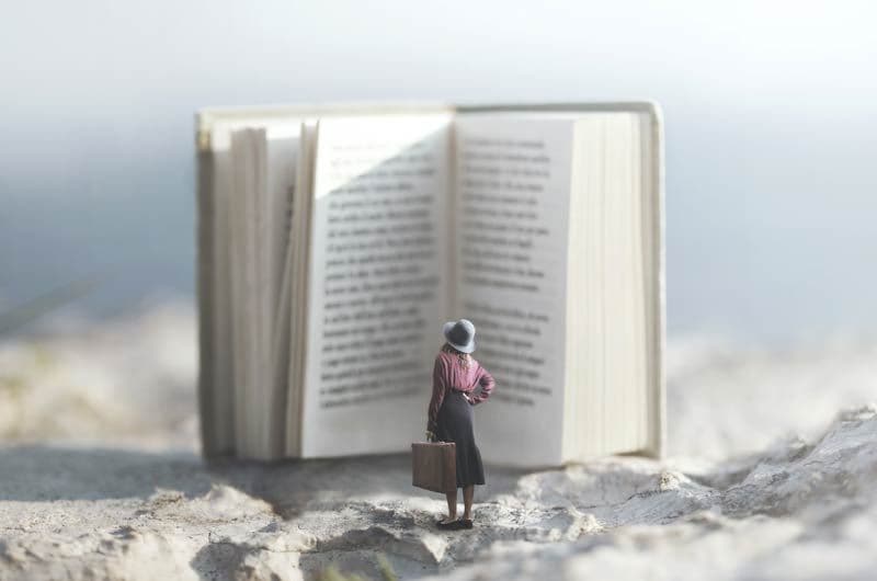 mujer libro conceptual