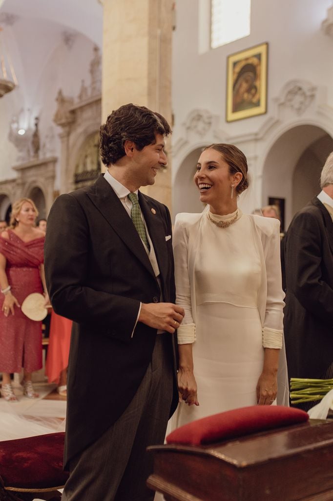 Novia viral con vestido de Inés Martín Alcalde con su marido