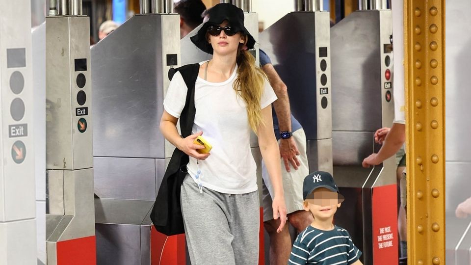 Jennifer Lawrece con su hijo Cy