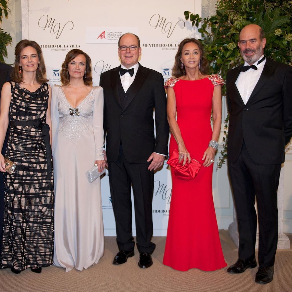 Manolo Ruiz de la Prada, junto a su actual mujer, Carolina Portabella; Alberto de Mónaco; Isabel Preysler; y María García de la Rasilla, mujer de Konstantino de Bulgaria.