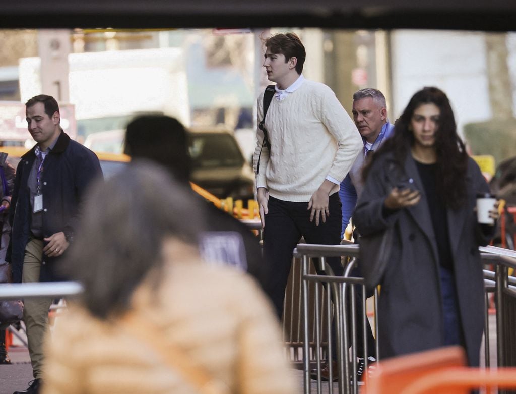 Barron se dirigió a la Universidad de Nueva York (NYU) en una caravana de 5 vehículos, con agentes a pie vigilando discretamente la zona 