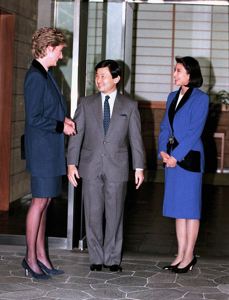 Los entonces herederos al trono japonés, Naruhito y Masako, recibieron a Diana de Gales en Tokio en febrero de 1995, entonces ya estaba separada del príncipe Carlos y ese mismo año dio su polémica entrevista en la BBC