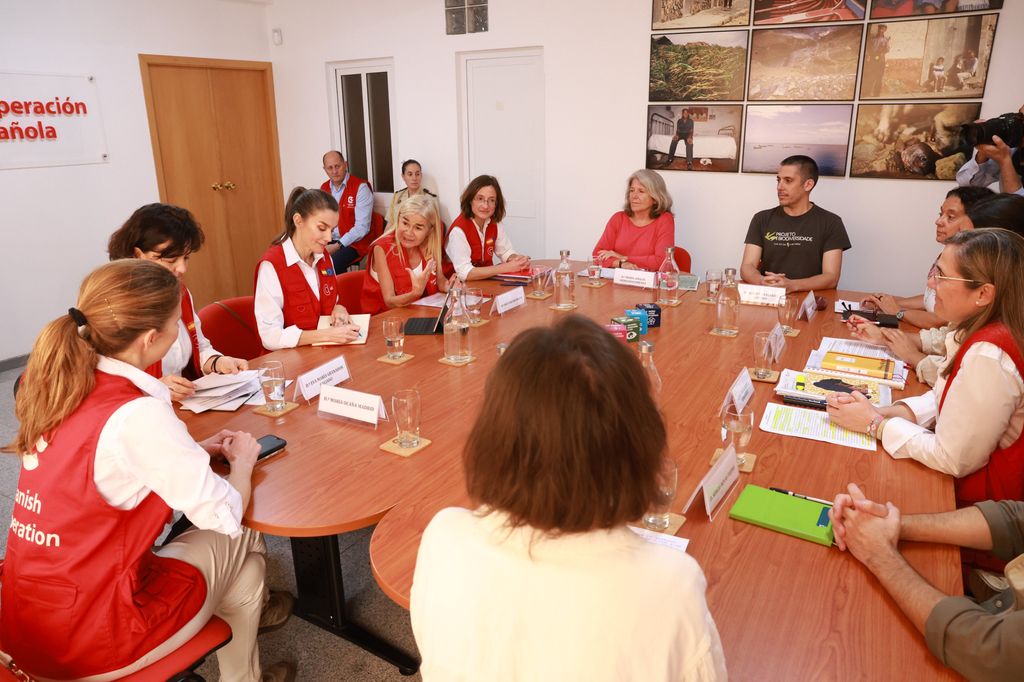 La reina Letizia en una reunión con cooperantes españoles en Cabo Verde 