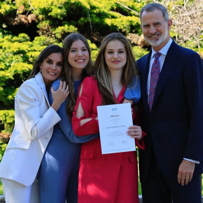 La princesa Leonor, arropada por sus padres y su hermana, celebra su ceremonia de graduación