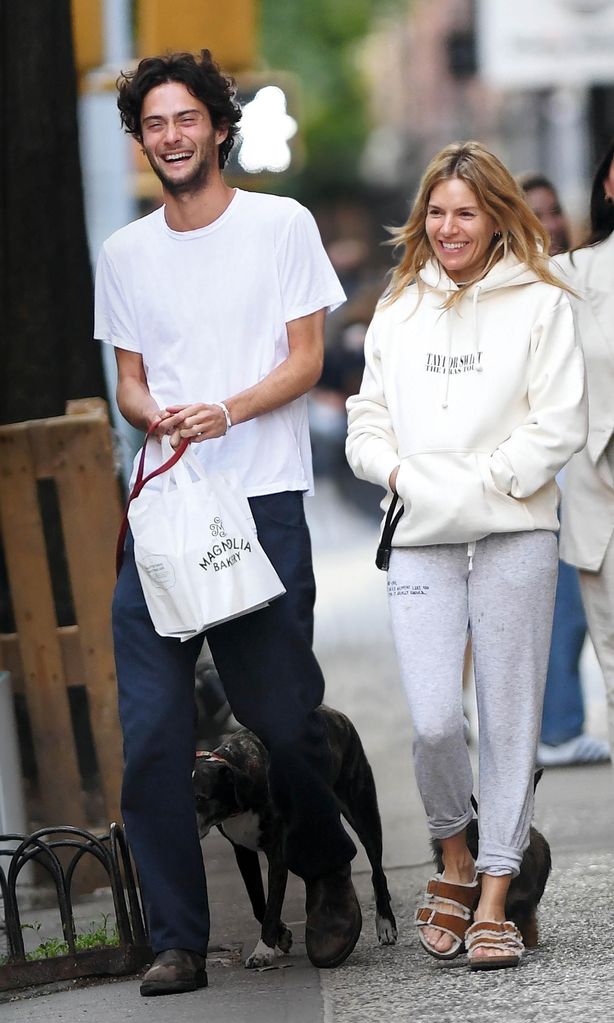 HOLA4115 SIENNA MILLER Y SU PAREJA, OLI GREEN