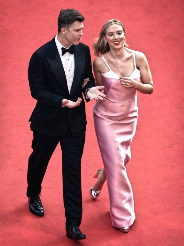 Scarlett Johansson y Colin Jost en Cannes