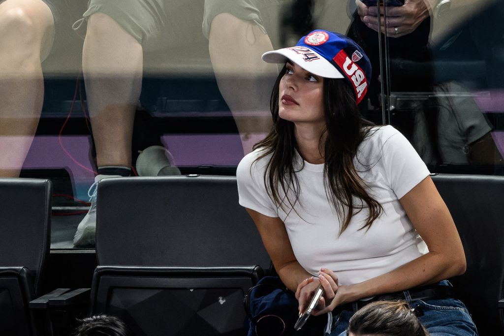 La modelo estadounidense Kendall Jenner (izq.) asiste a la final femenina de gimnasia artística durante los Juegos Olímpicos de París 2024 en el Bercy Arena de París, el 1 de agosto de 2024