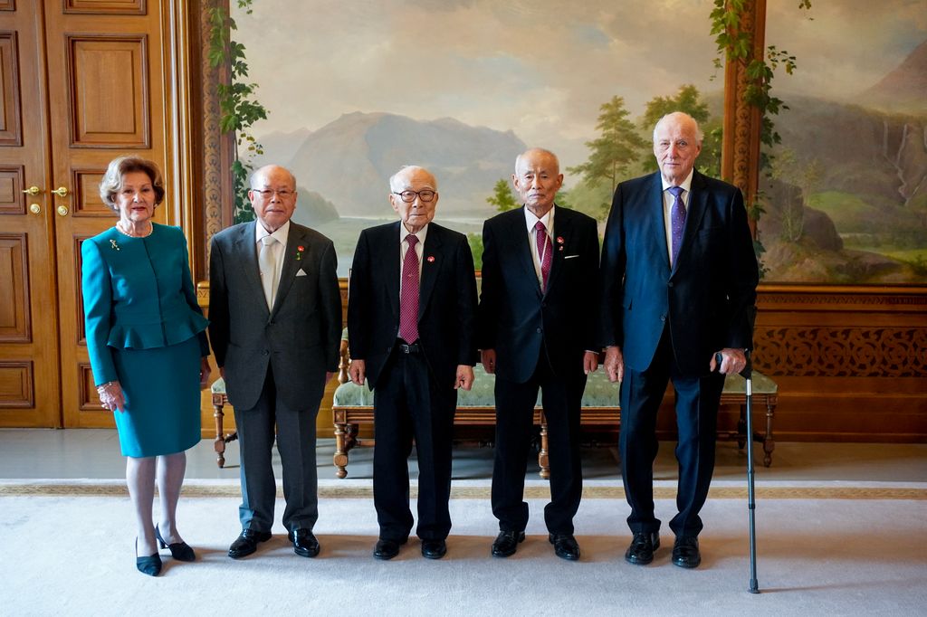 Harald y Sonia de Noruega con los ganadores del Premio Nobel de La Paz 2024