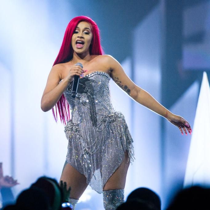 cardi b luciendo una peluca rojo cereza