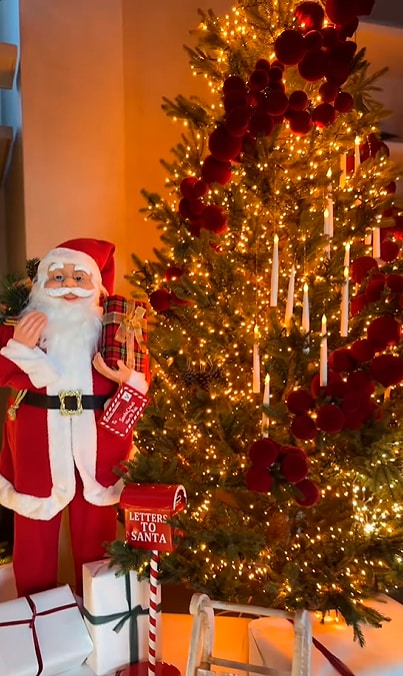 Marta Riumbau pone la decoración de Navidad