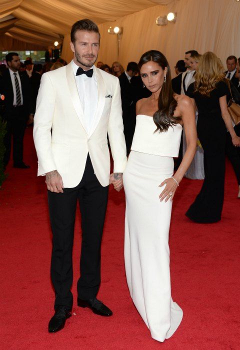 David y Victoria Beckham, en la gala MET del año apsado, él con un esmoquin de Ralph Lauren en blanco y negro, y ella con un diseño de su propia firma, también en blanco.
