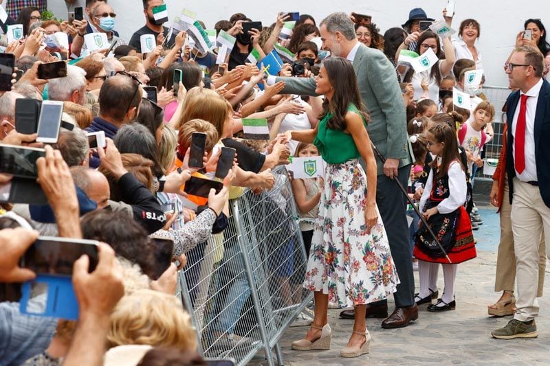 La Reina, saludando a los vecinos de Las Hurdes