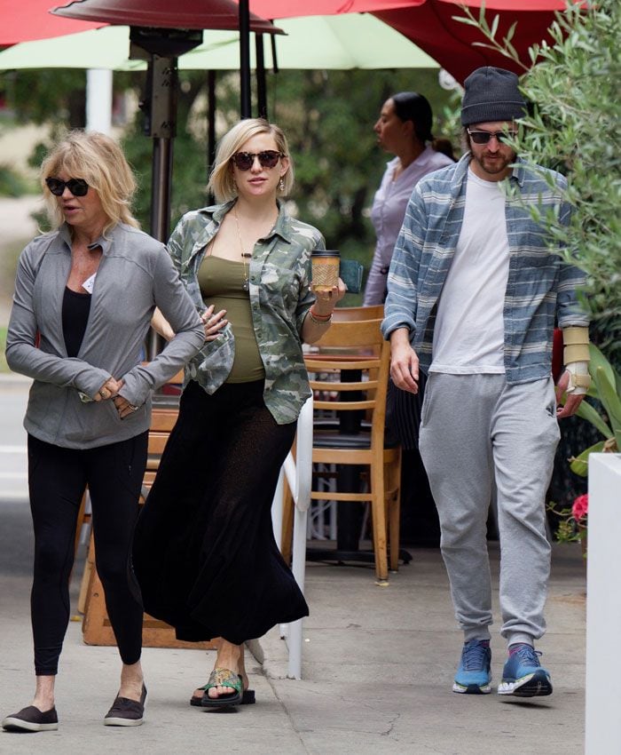 Kate Hudson, su pareja, Danny Fujikawa y su madre, Goldie Hawn 