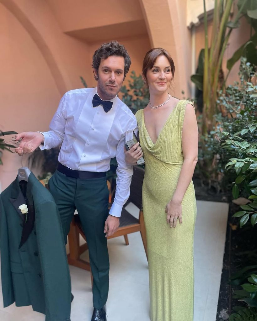 Leighton Meester y Adam Brody en los Globos de Oro 2025