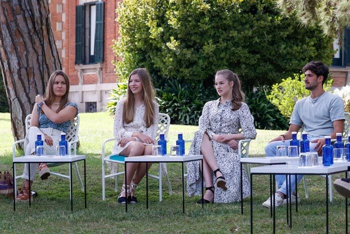 La princesa Leonor y la infanta Sofía en un taller previo a los premios Princesa de Girona