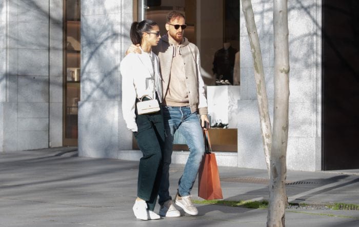 Abrazados y con algunas bolsas, la pareja disfrutó de un agradable paseo