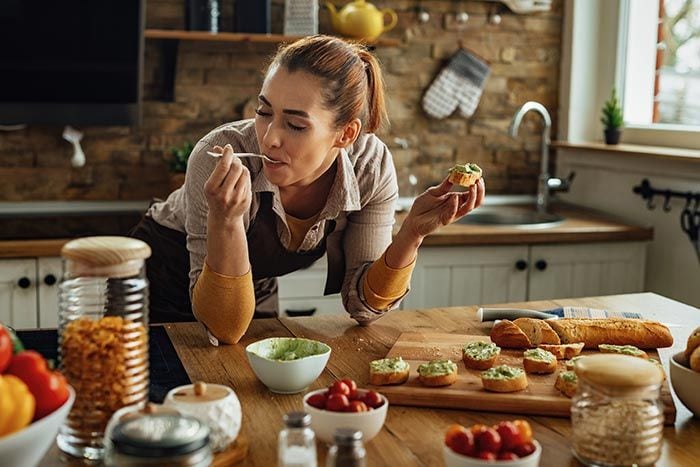 mujer preparando aguacate