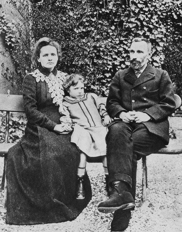 Pierre y Marie Curie junto a su hija Irene, que estudió Física y Química durante la guerra y trabajó como asistente de radiografía de varios hospitales, además de ayudar a su madre en el laboratorio y aprender de ella 