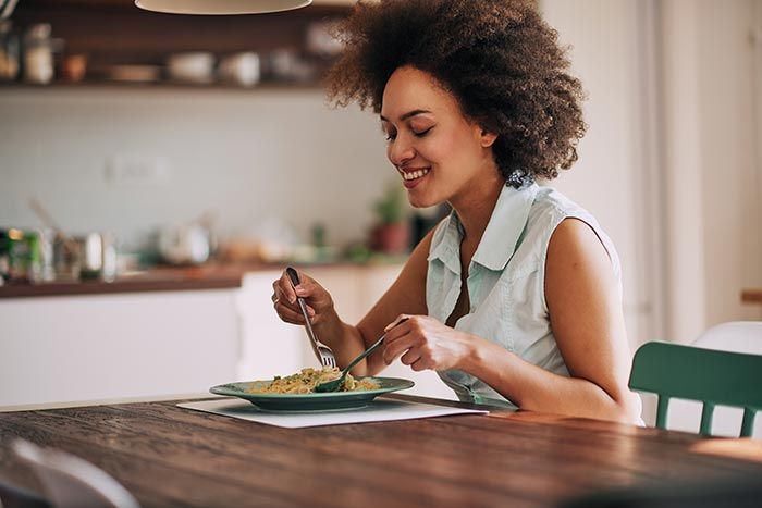 mujer comiendo