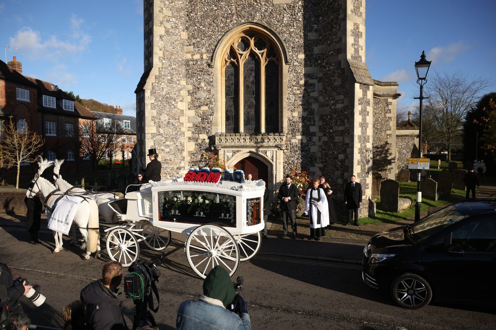 El féretro llegó hasta la puerta del templo en un carro blanco tirado por caballos 