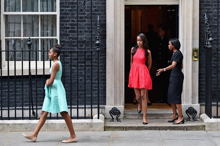 Michelle no viajaba sola durante su visita de dos días al Reino Unido, sus hijas Malia y Sasha iban con ella, igual que su madre Marian Robinson, tres generaciones que tomaron el té con el matrimonio Cameron en su residencia oficial 
